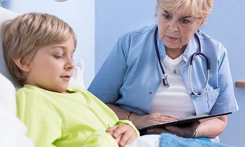 Hastanede doktor ve çocuk